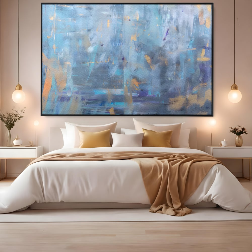 Tablou canvas cu pictura abstracta cu pete aurii si albastre, in rama de aluminiu negru, pe perete intr-un dormitor